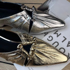 Damen elegante spitze Pumps mit glänzendem Obermaterial und dekorativem Detail