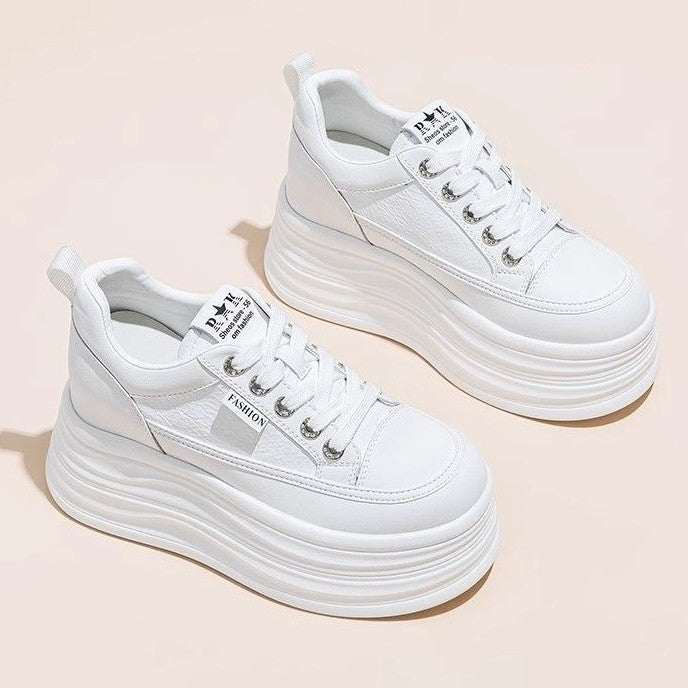 Damen Plateau Sneaker mit eleganter Silhouette und dämpfender Sohle