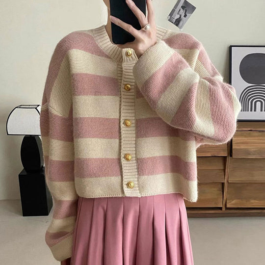 Damen Strickjacke mit dekorativem Streifenmuster und goldenen Knöpfen R&B