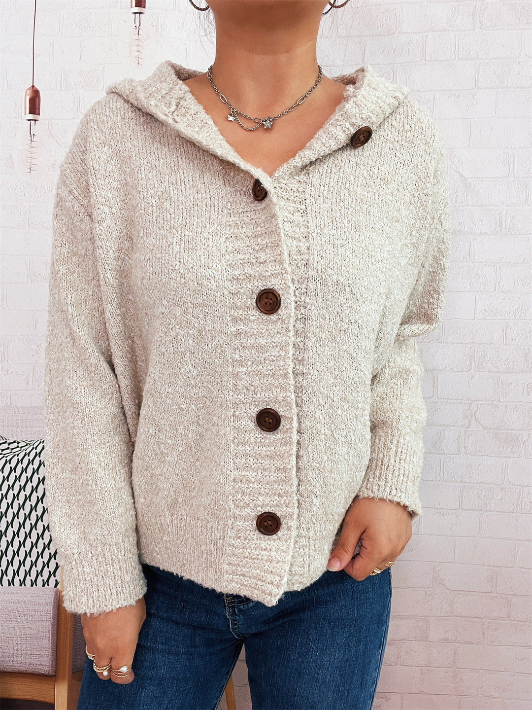 Damen kuschelige Strickjacke mit Kapuze und Knopfdetails R&B