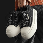 Damen Sneakers mit einem einzigartigen Schnürsystem und dämpfender Gummisohle