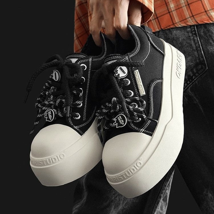 Damen Sneakers mit einem einzigartigen Schnürsystem und dämpfender Gummisohle