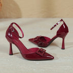 Damen elegante Lackpumps mit modischem Riemen und charakteristischem geschnalltem Detail