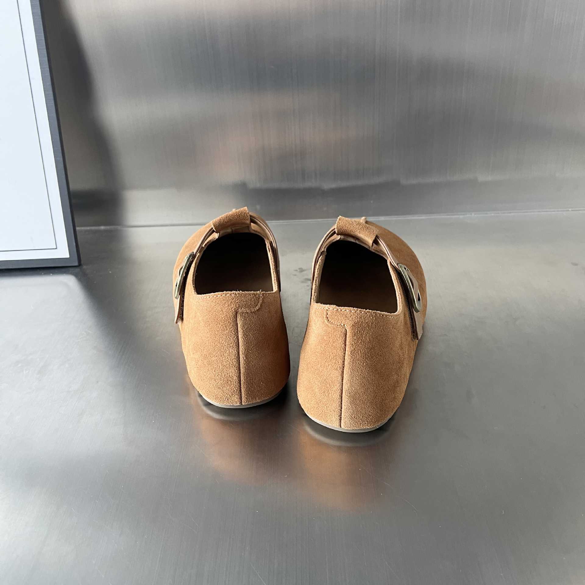 Damen Komfortable Wildleder-Clogs mit verstellbarem Riemen und ergonomischem Fußbett R&B
