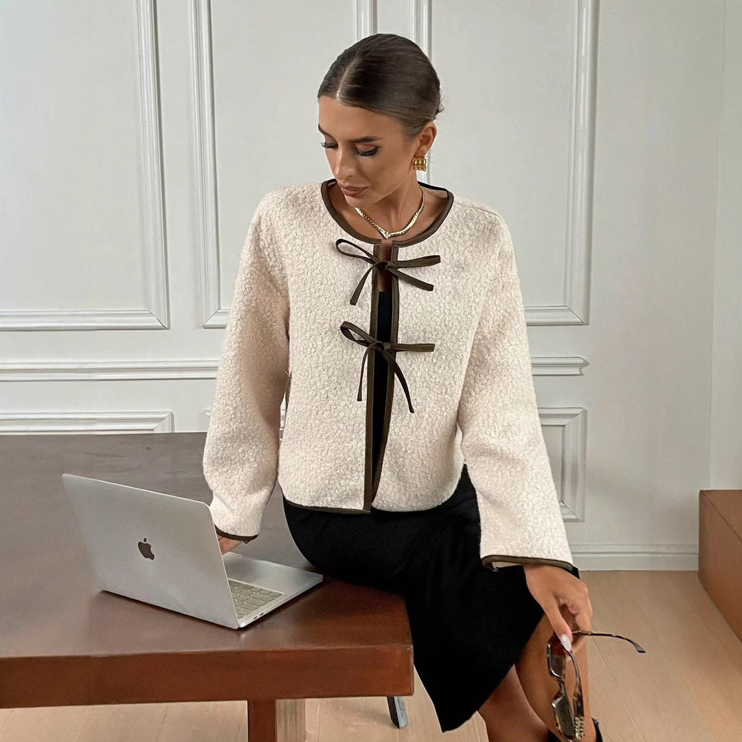Damen Kuschelige Fleecejacke mit dekorativer Schnürung und praktischen Taschen R&B