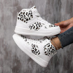 Damen Sneaker mit modischem Leopardenmuster und hoher Sohle
