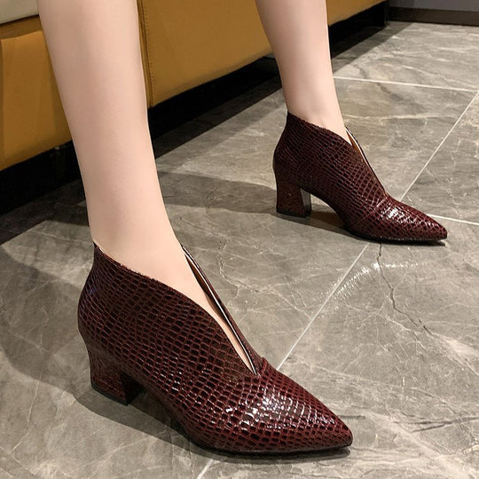 Damen elegante Stiefeletten mit spitz zulaufendem Design und glänzender Krokodilprägung R&B