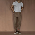 Herren Strickhose mit dezentem Zopfmuster und praktischem Bindegürtel