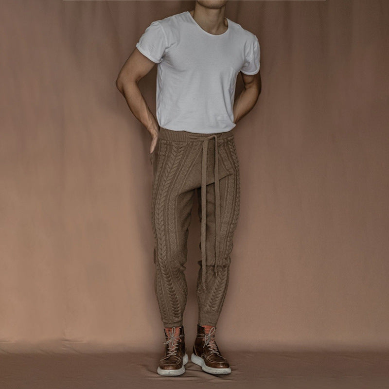 Herren Strickhose mit dezentem Zopfmuster und praktischem Bindegürtel
