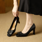 Damen elegante Pumps mit modischer Faltenapplikation und stabiler Absatzhöhe