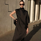 Damen Elegantes asymmetrisches Kleid mit hohem Kragen und seitlichem Schwung R&B