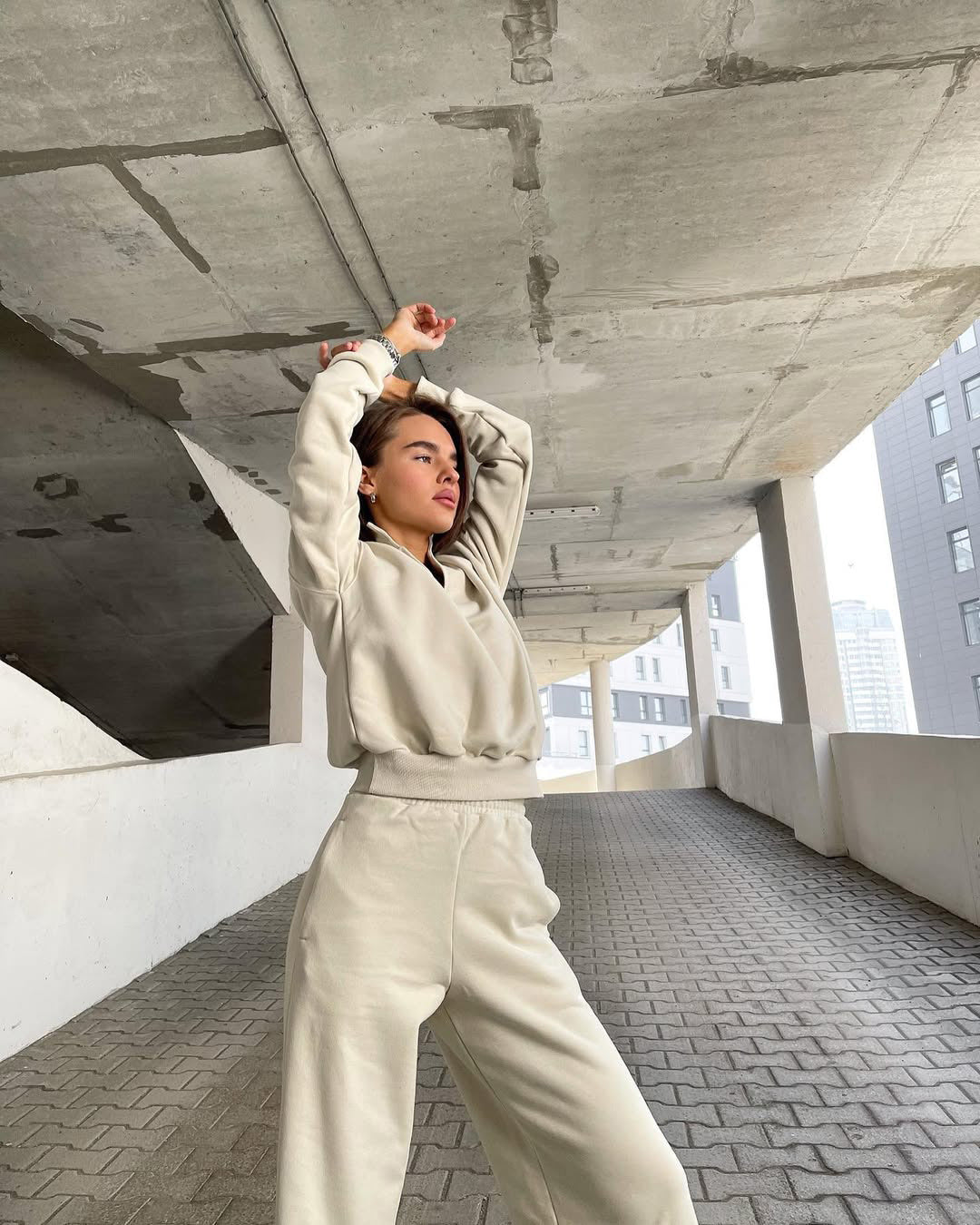 Damen modischer Sweatshirt mit V-Ausschnitt und optimierter Passform R&B