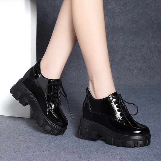 Damen Plateausneaker mit glänzender Oberfläche und robustem Sohlenprofil R&B