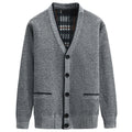 Herren Strickjacke mit kariertem Innenfutter und praktischen Taschen