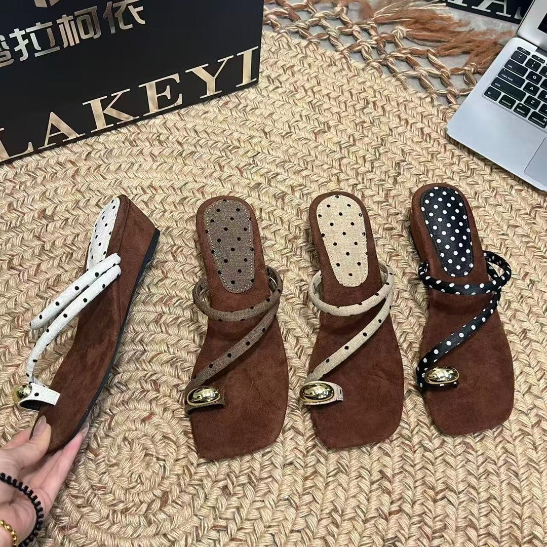 Damen Modische Zehentrenner-Sandalen mit dekorativen Riemen und ergonomischem Fußbett R&B