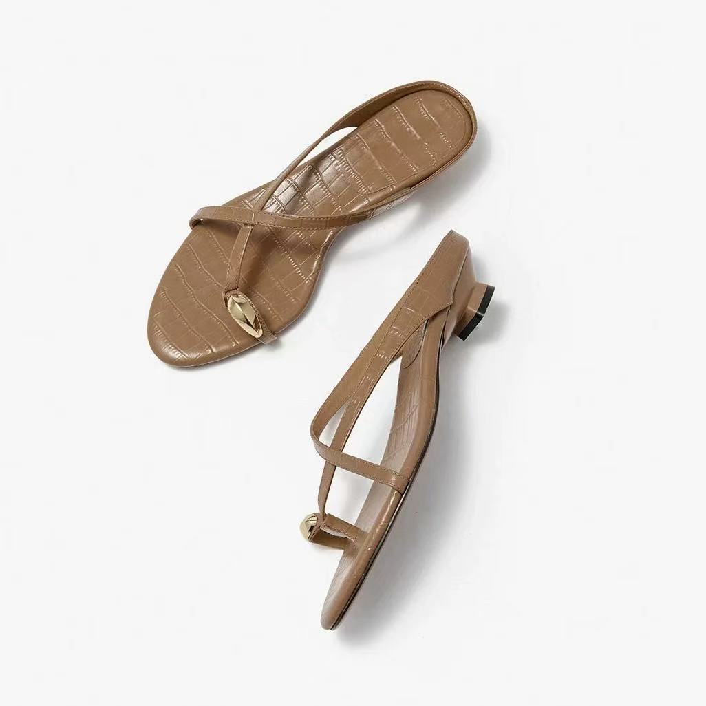 Damen Elegante Zehentrenner-Sandalen mit modischem Riemendesign und goldfarbenen Akzenten R&B