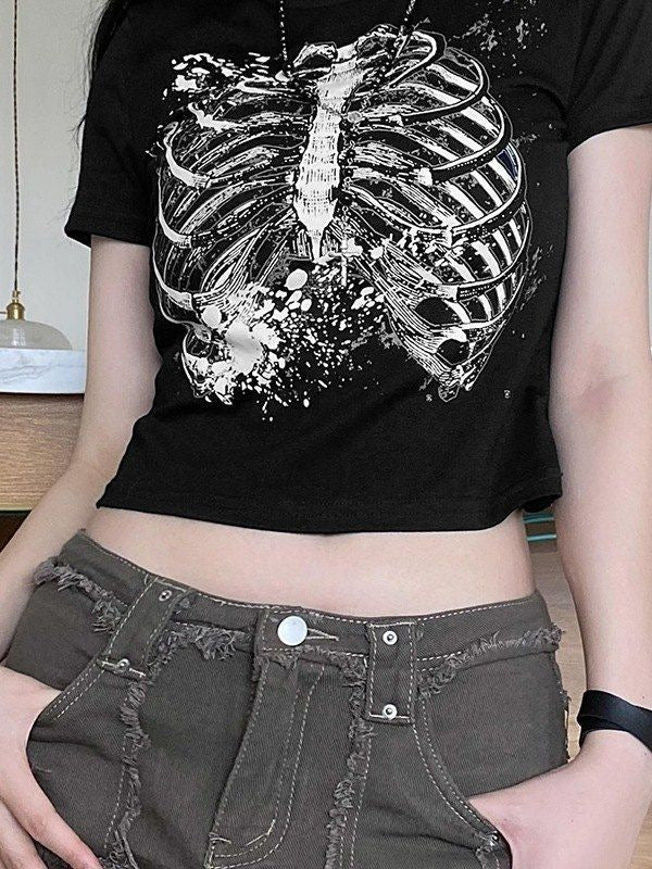 Damen Crop-T-Shirt mit verspieltem Lippenmotiv und modernem Schriftzug R&B