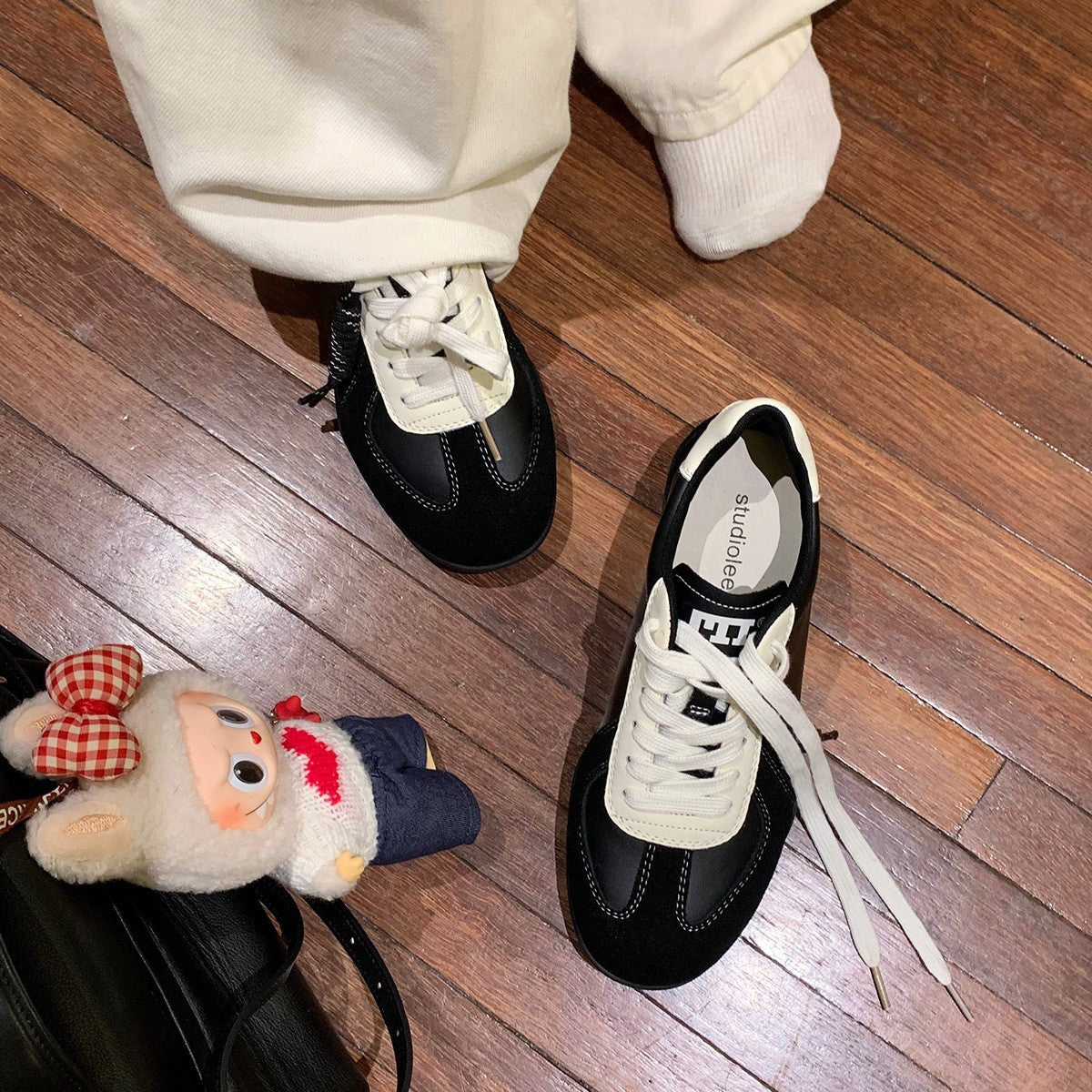 Damen modische Sneaker mit retro-inspiriertem Design und robustem Sohlenprofil R&B