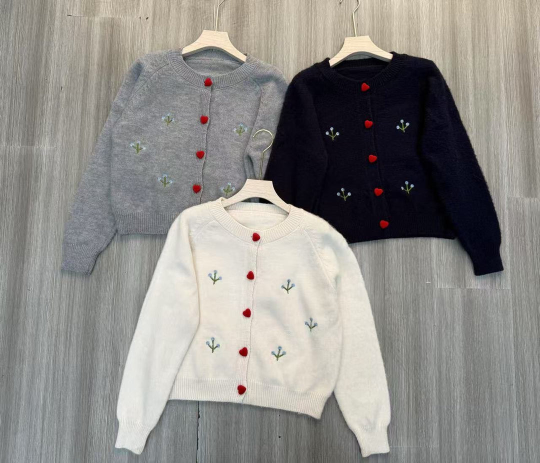 Damen kuscheliger Strickjacke mit Herzen und Blumenstickerei R&B