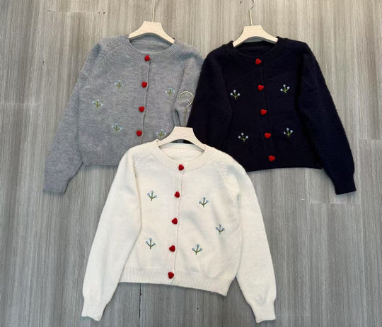 Damen kuscheliger Strickjacke mit Herzen und Blumenstickerei R&B
