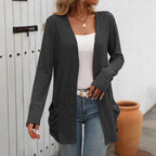 Damen Strickjacke mit elegantem Rippmuster und großzügigen Taschen