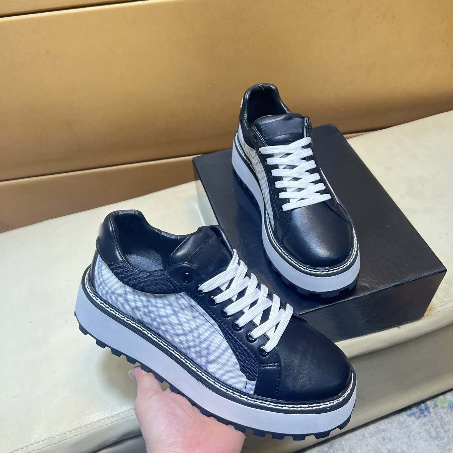 Damen Sneaker mit eleganter Tweed-Oberfläche und verstärkter Sohle R&B