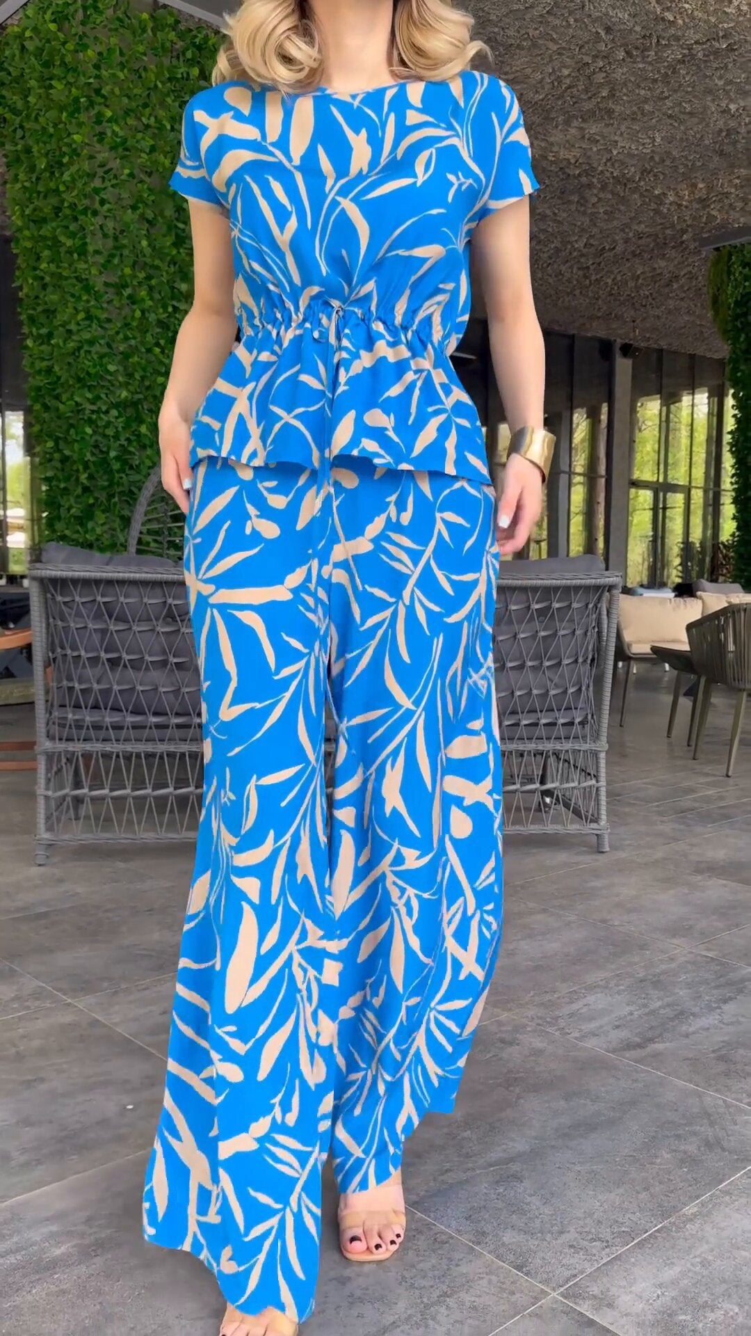 Damen Flowing Jumpsuit mit floralem Design und elastischer Taillierung R&B