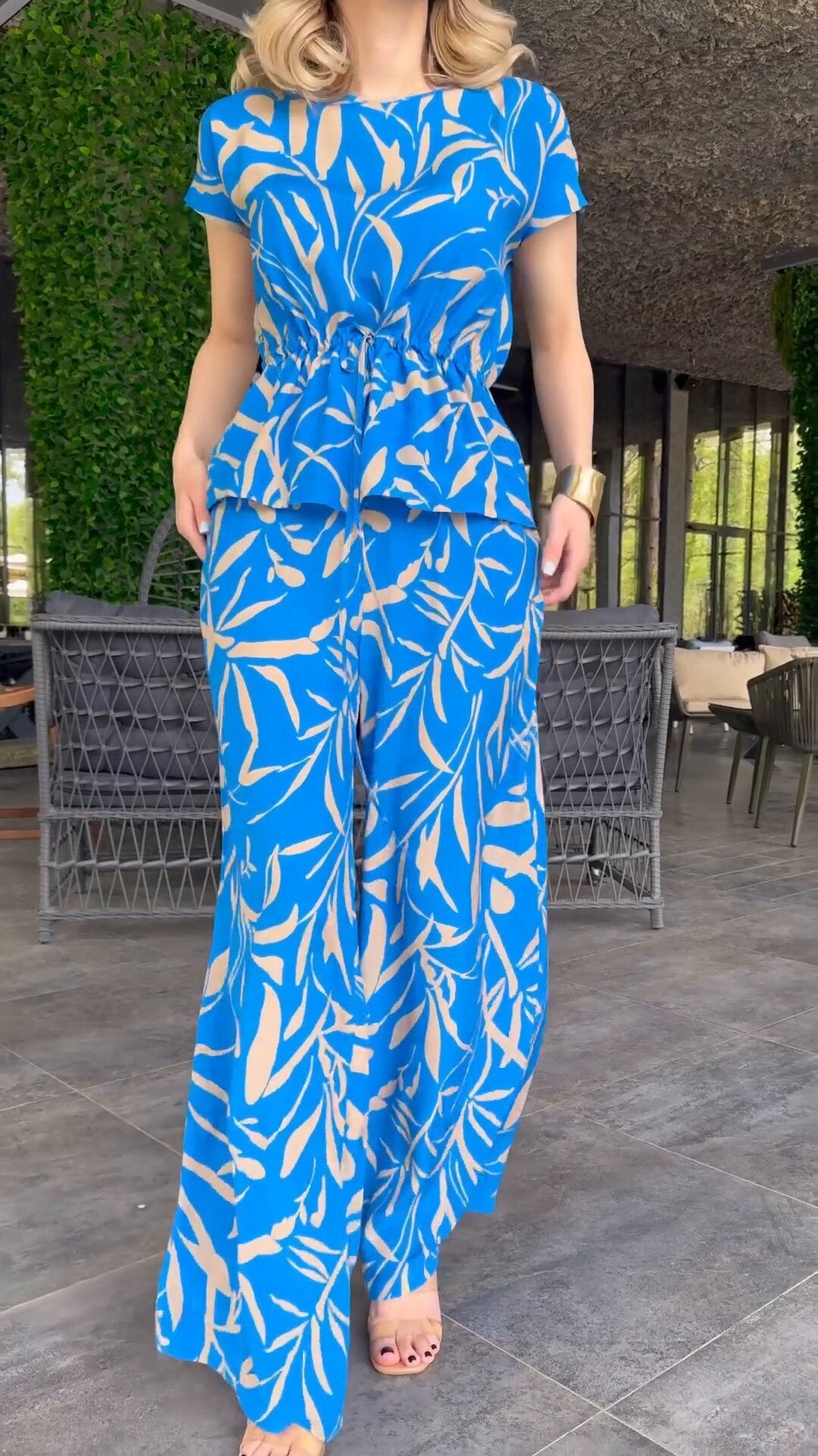 Damen Flowing Jumpsuit mit floralem Design und elastischer Taillierung R&B