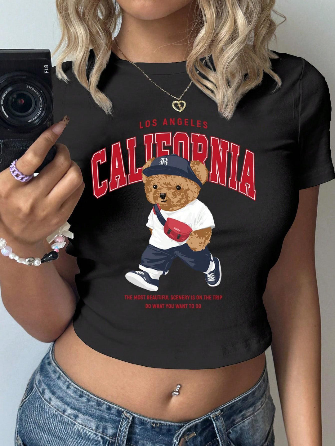 Damen Crop-T-Shirt mit verspieltem Bärenmotiv und modischem Schriftzug R&B