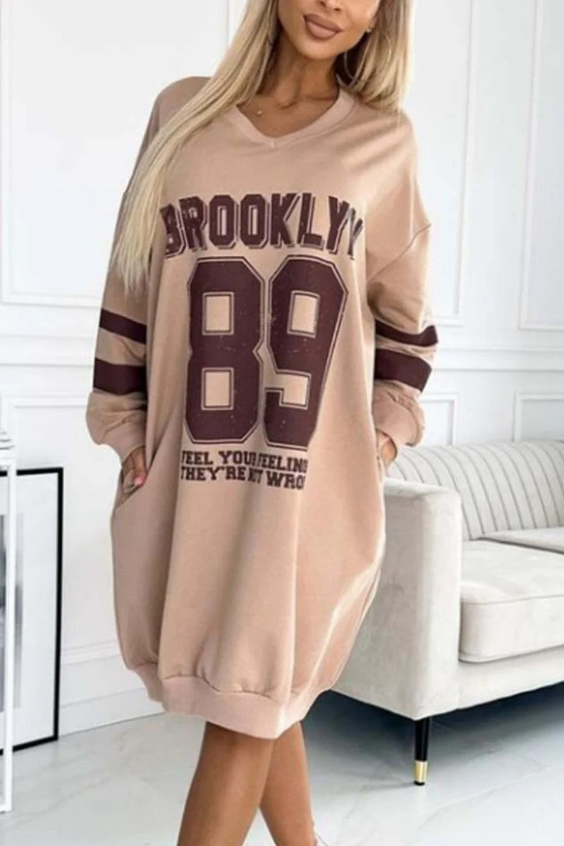 Damen lässiges oversized Sportkleid mit V-Ausschnitt und kontrastierenden Ärmeln R&B