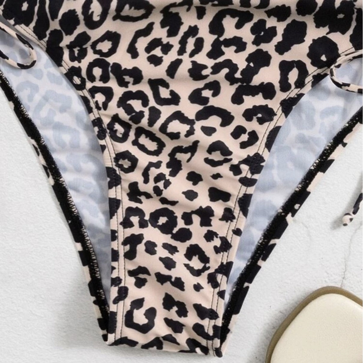 Damen Einseitiger Leo-Badeanzug mit hohem Bein und verstellbaren Schnürdetails R&B