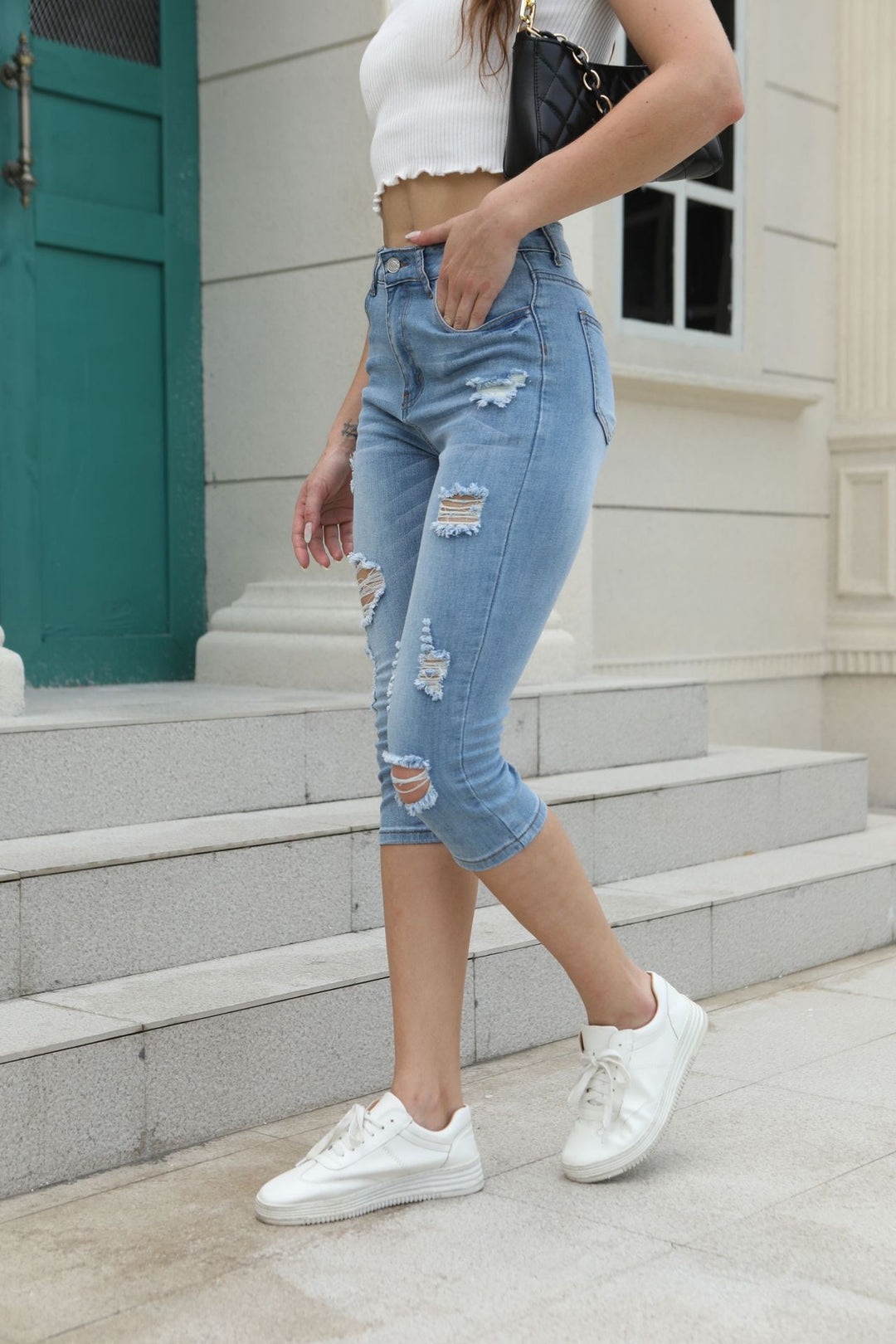 Damen Denim Caprihose mit distressed Details und hohem Bund R&B