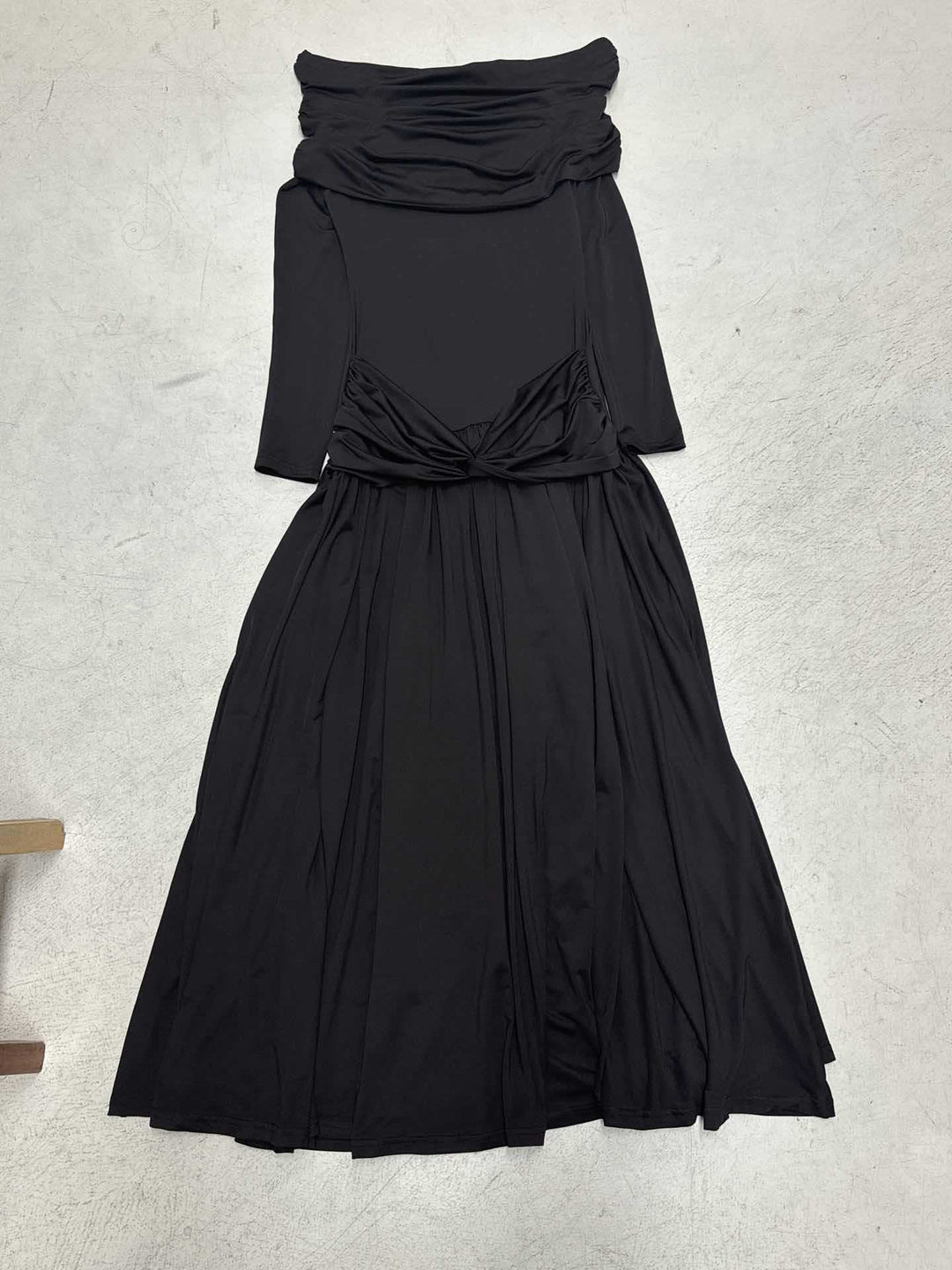 Damen Elegantes Langkleid mit gekreuztem Tailleneinsatz und schulterfreiem Ausschnitt R&B