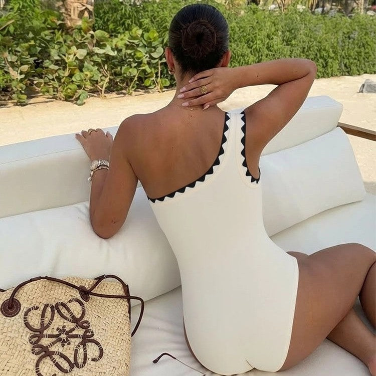 Damen Einteiler Badeanzug mit asymmetrischem Design und passendem Rock R&B