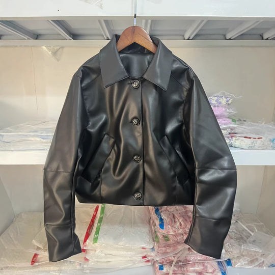 Damen Kunstlederjacke mit modernen Knopfdetails R&B