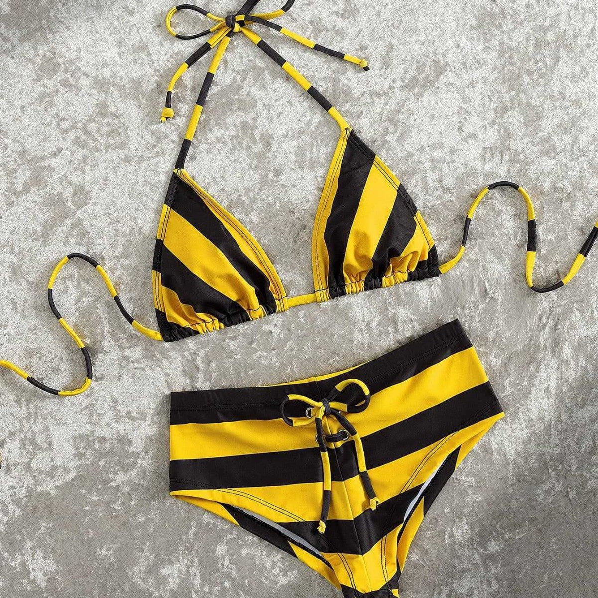 Damen Bikini mit trendigem Schnitt und verspielten Streifen R&B