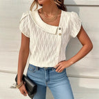 Damen Designermodell mit strukturiertem Oberteil und Knopfdetails