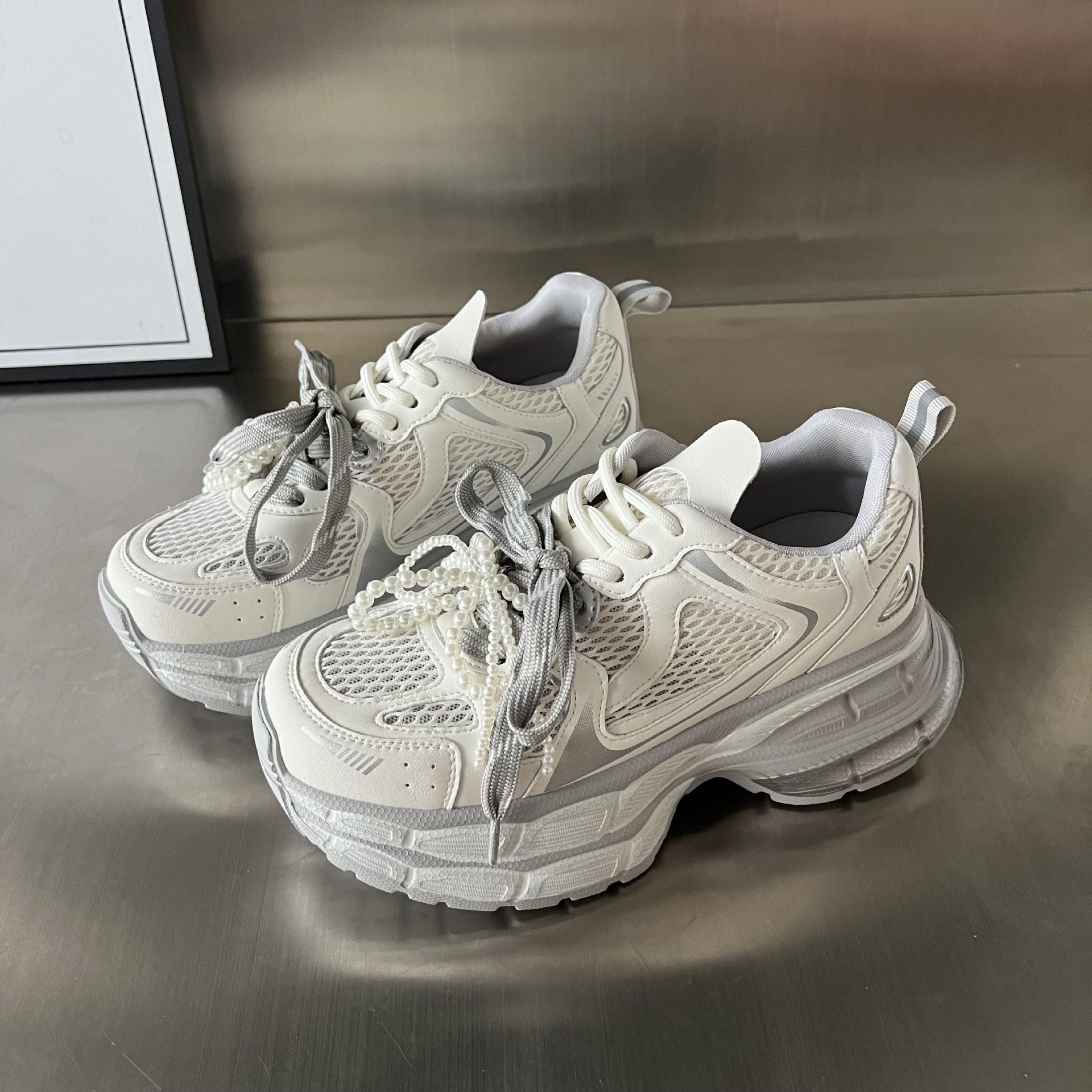 Damen Sportliche Sneakers mit stilvollem Mesh-Design und modischer Perlenverzierung R&B