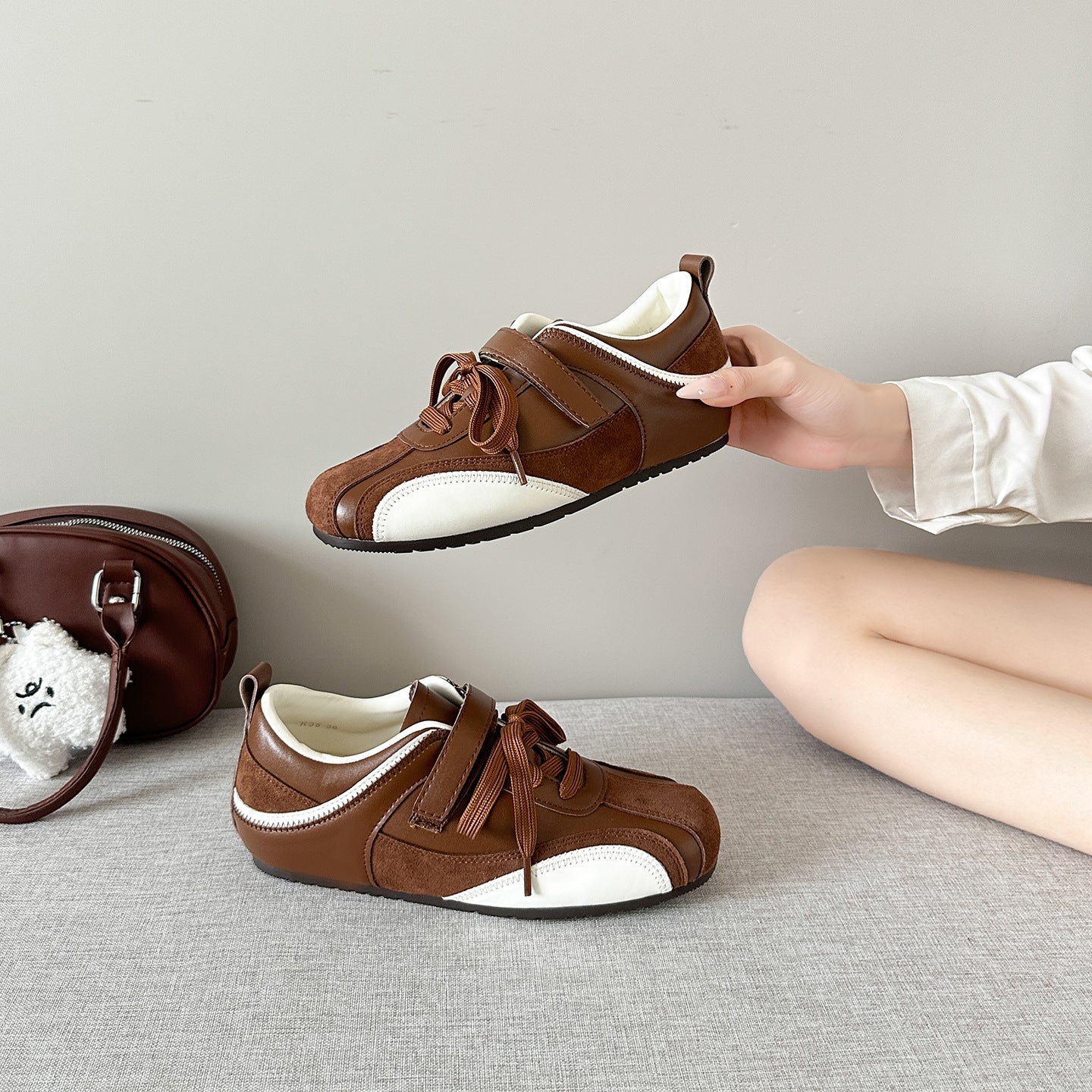 Damen Bequeme Sneaker mit elegantem Obermaterial und modischen Schnürdetails R&B