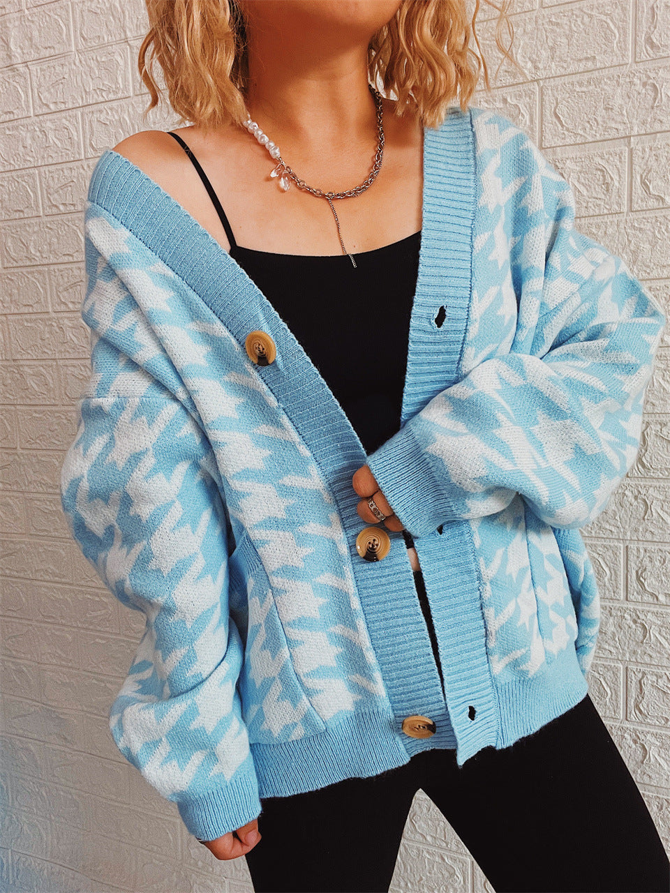 Damen gemütlicher Strickcardigan mit modernen Hahnentrittmuster und Knopfdetails R&B
