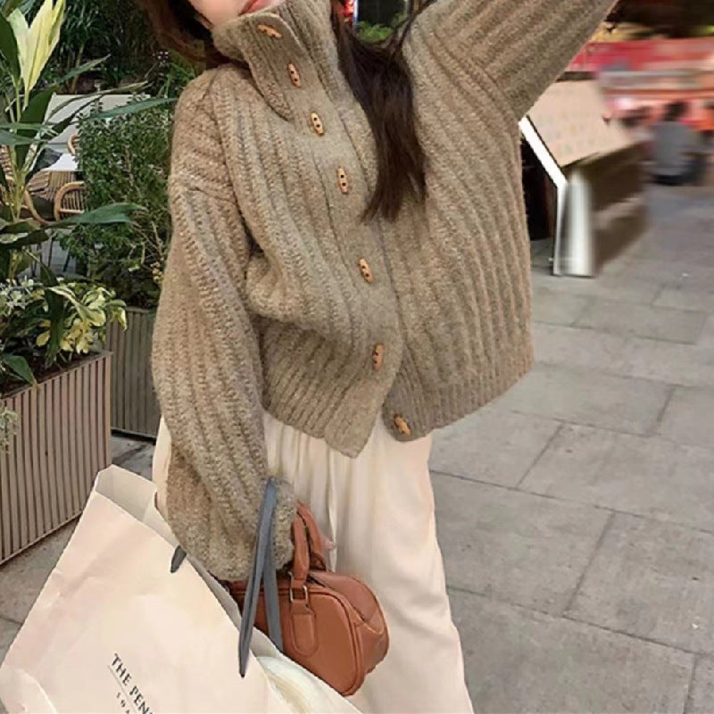 Damen Kuscheliger Strickpullover mit hohem Kragen und Knopfdetails R&B