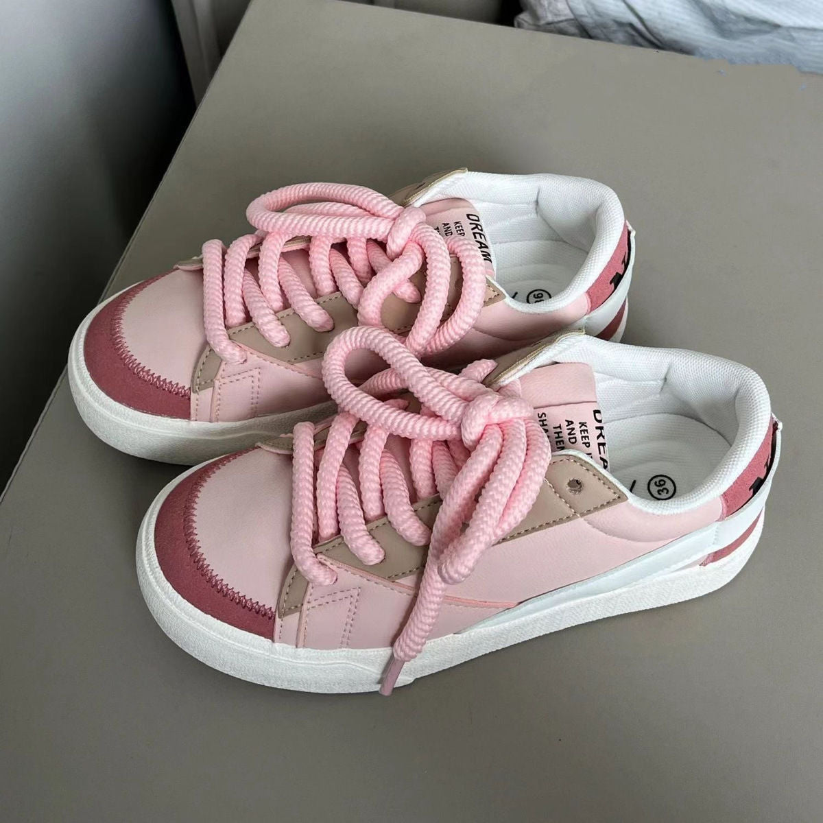 Damen Sportliche Sneaker mit robustem Obermaterial und klassischem Design