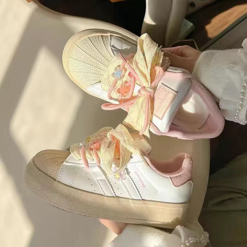 Damen Sneakers mit verspielten Blumenapplikationen und komfortabler Dämpfung R&B