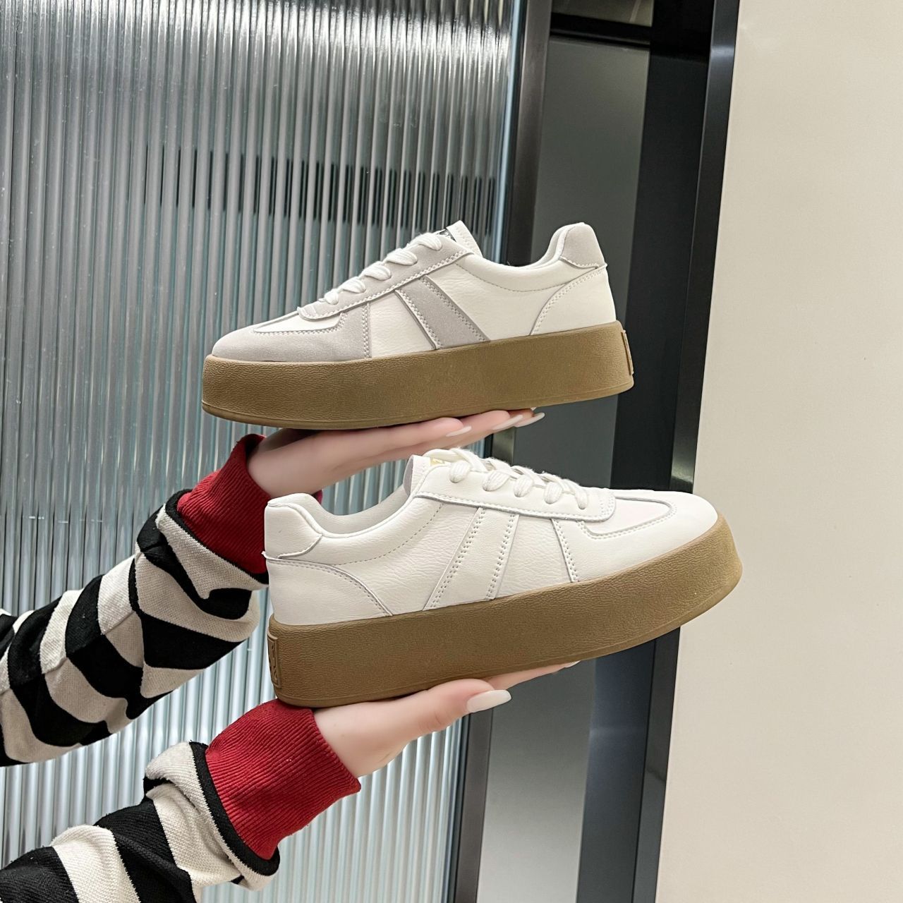 Damen Plateausneaker mit stylischer Kombination aus Leder und Wildleder