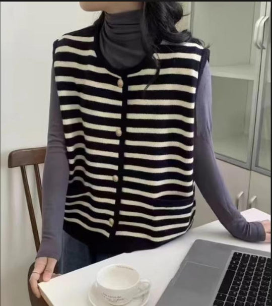 Damen modische Strickweste mit kontrastierenden Streifen und goldenen Knöpfen R&B