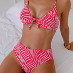 Damen Triangelbikini mit verspieltem Wellenmuster und verstellbarem Oberteil R&B