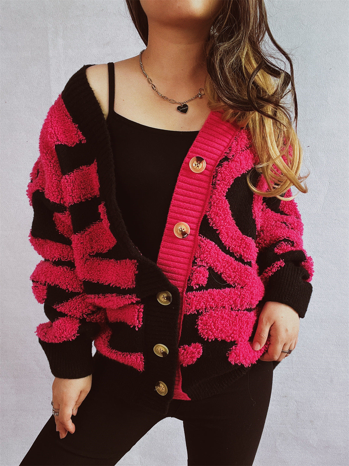 Damen Grobstrickjacke mit dekorativem Mustermix und eleganten Knopfdetails R&B
