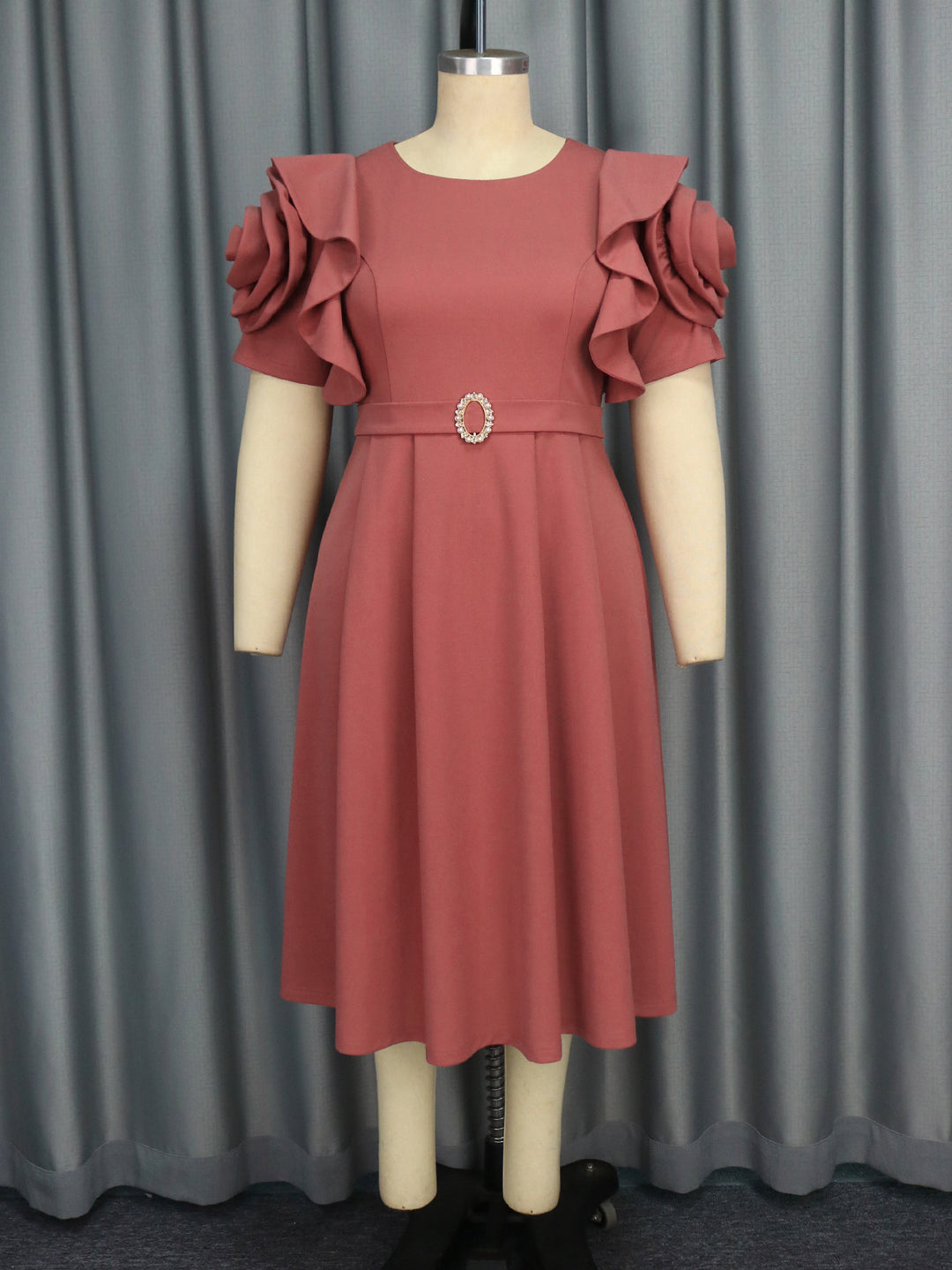Damen Kleid mit voluminösen Rüschensäumen und eleganter Taillenschließe R&B