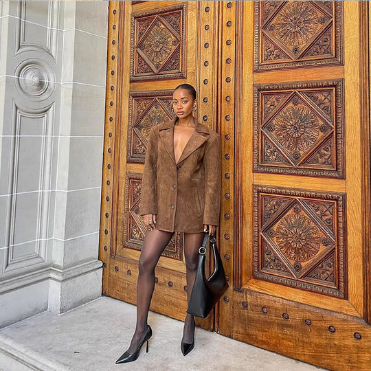 Damen Designer-Sakko mit tiefem V-Ausschnitt und modernen Details R&B