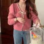 Damen kuschelige Strickjacke mit kontrastierenden Knöpfen und eleganten Details R&B